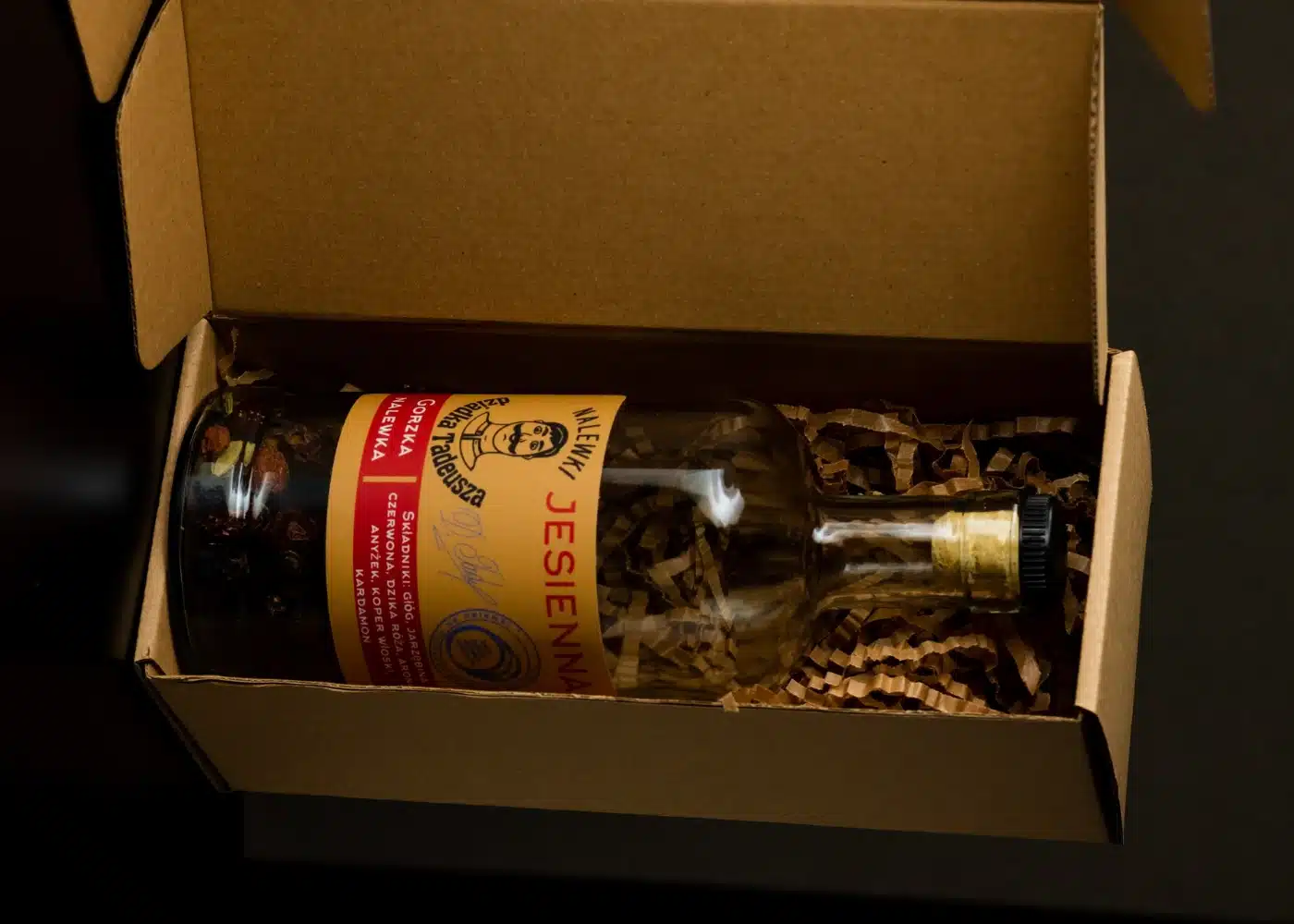 Domowa nalewka jako prezent – oryginalny pomysł z tradycją