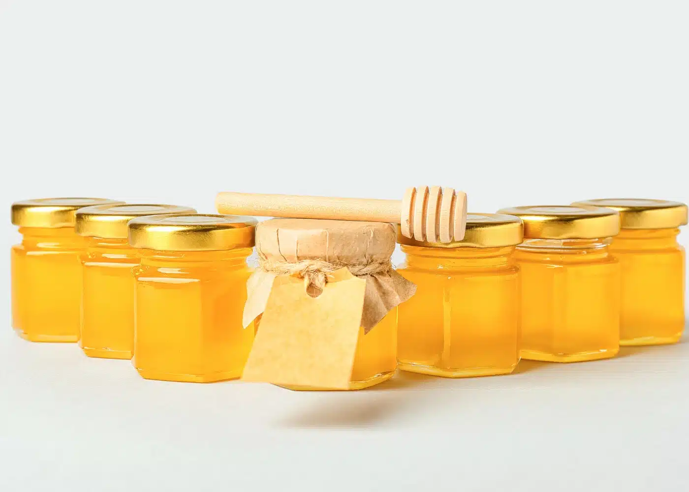 Mini słoiczki z miodem jako prezent ślubny dla gości.