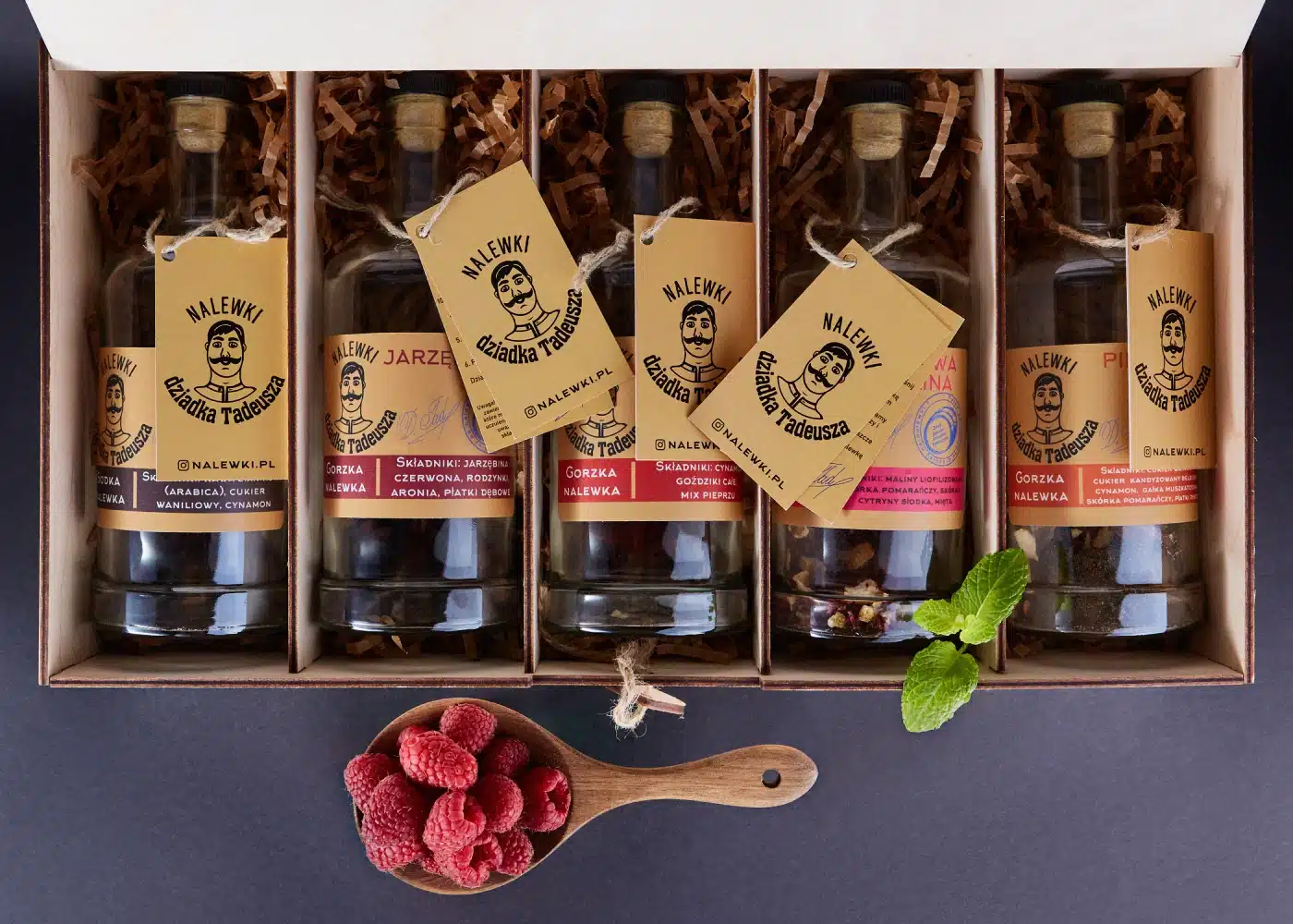 Zestaw do robienia nalewek w opakowaniu prezentowym.